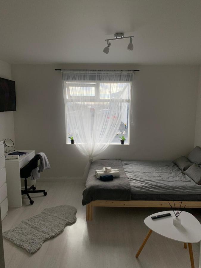 R&J Guesthouse Ro0M กรินดาวิก ภายนอก รูปภาพ